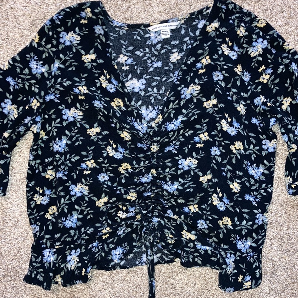 American eagle floral crop top size medium flutter sleeve blouse